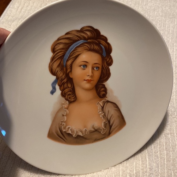 Monreau Decorative plate with beautiful lady on it. Bridgerton - Picture 8 of 9